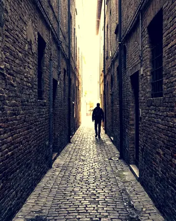 Alley lines. With the Amberteal preset applied.
