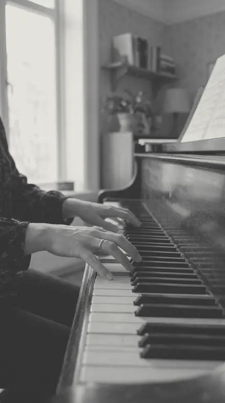 Contact Frame applied to Hands piano