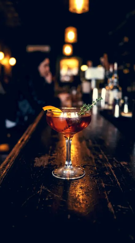 Divided Frame applied to Cocktail bar