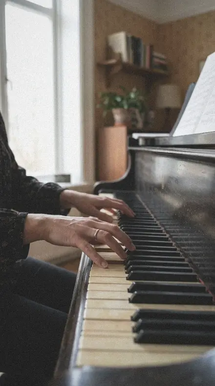 Blank Gable applied to Hands piano