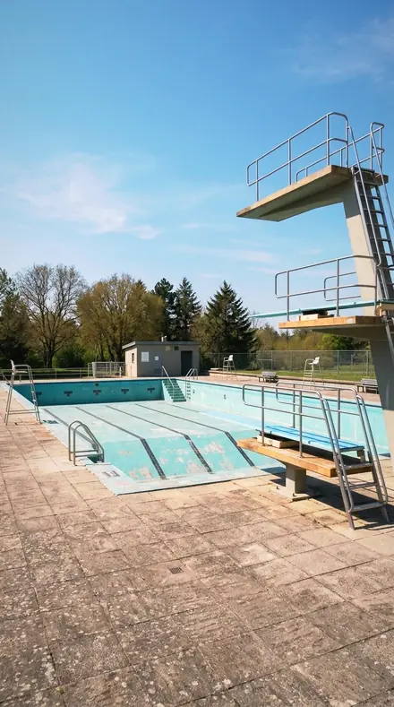 Half Bat applied to Empty pool