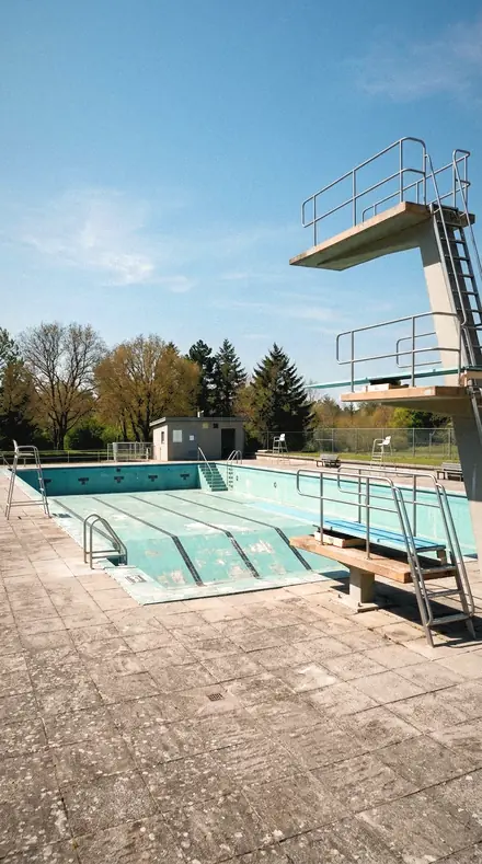 Backlit Dust applied to Empty pool