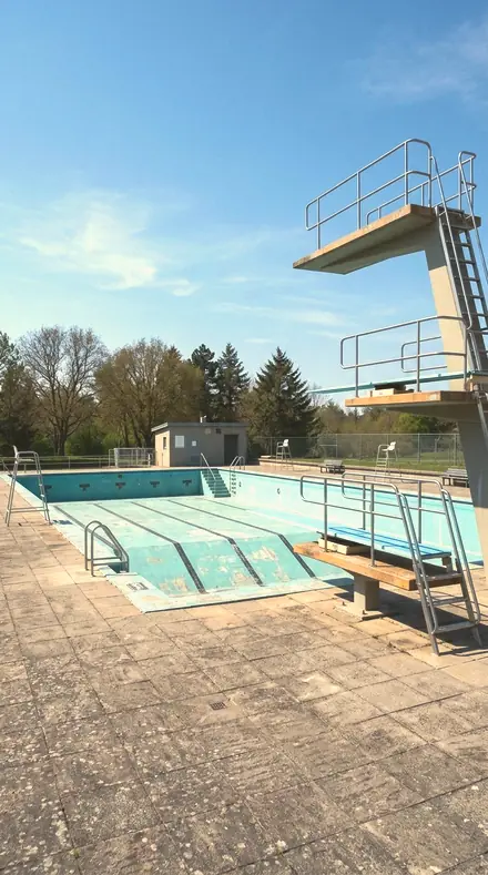 Cloister Bench applied to Empty pool