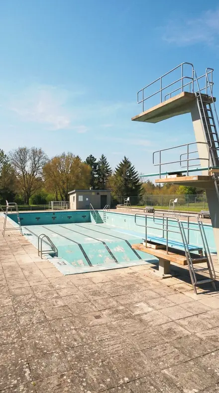 Barn Ladder applied to Empty pool
