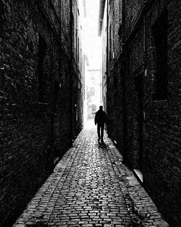 alley lines. With the Filmvault preset applied.