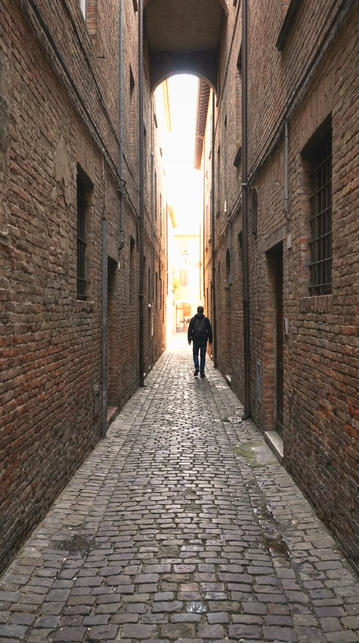 Facadestone: The alley says more in ink
