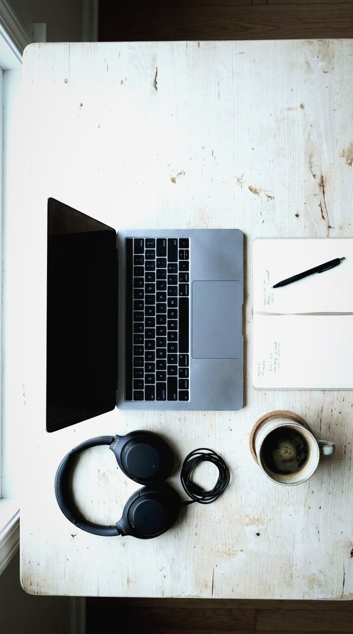 Steelsheen: A desk that suddenly looks like content
